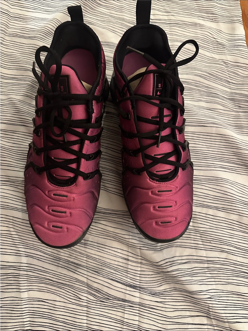 Nike Women’s Sneakers in Magenta with Black Accents